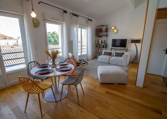 T2 Duplex Chartrons Avec Parking