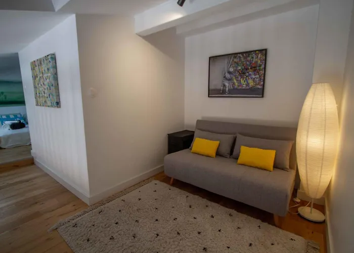 T2 Duplex Chartrons Avec Parking