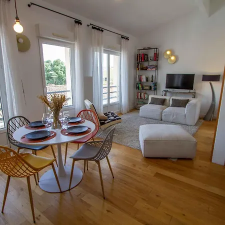 T2 Duplex Chartrons Avec Parking